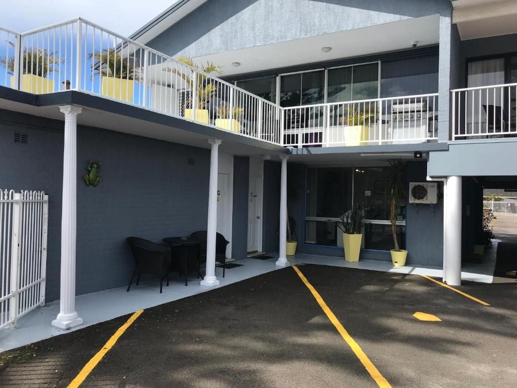 Reception entrance, undercover parking and upper balcony walkway at Lakeview Motor Inn