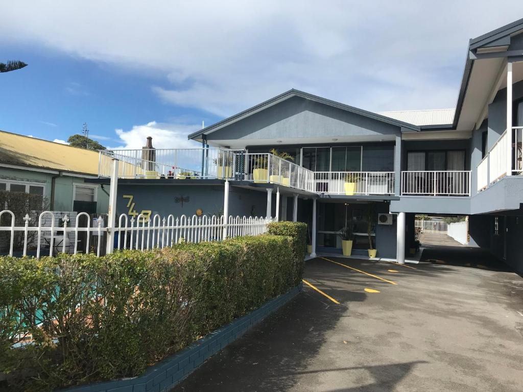 The two-storey balcony block and car park at Lakeview Motor Inn, Belmont South NSW