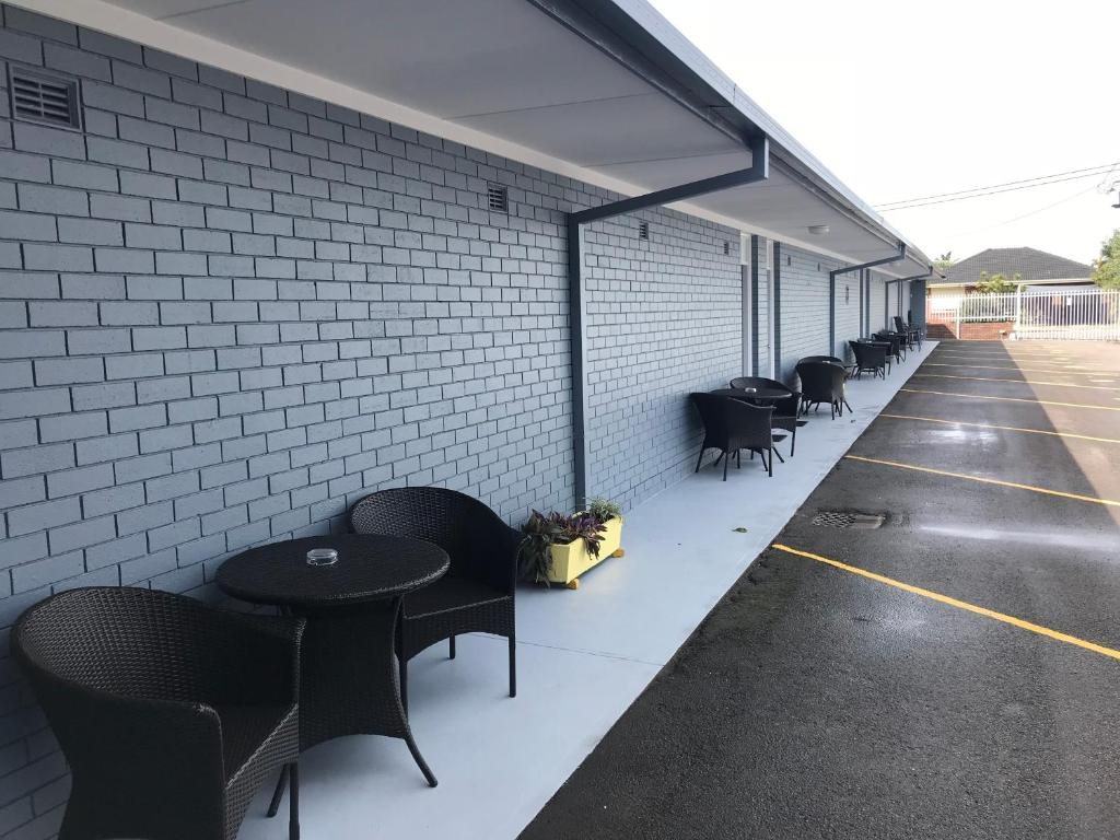Ground-floor rooms with outdoor seating and parking directly at the door, Lakeview Motor Inn