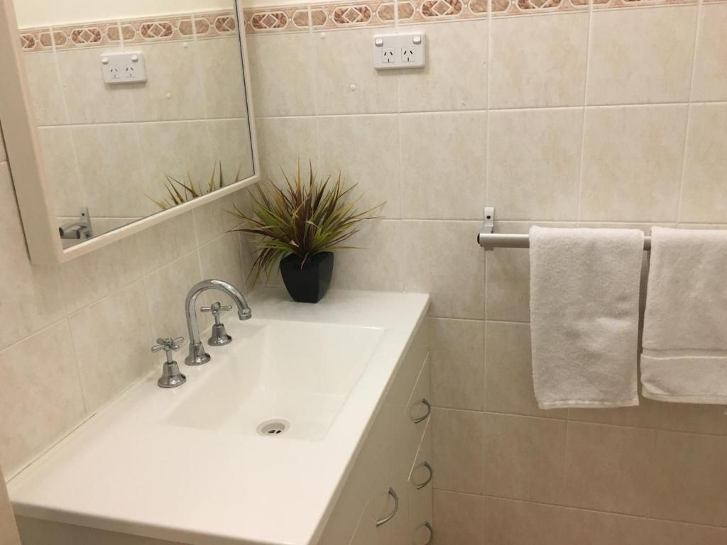 Guest bathroom vanity, basin and fresh towels at Lakeview Motor Inn, Belmont South NSW