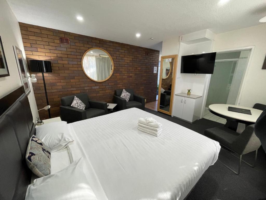Deluxe King Room at Lakeview Motor Inn, Belmont South NSW