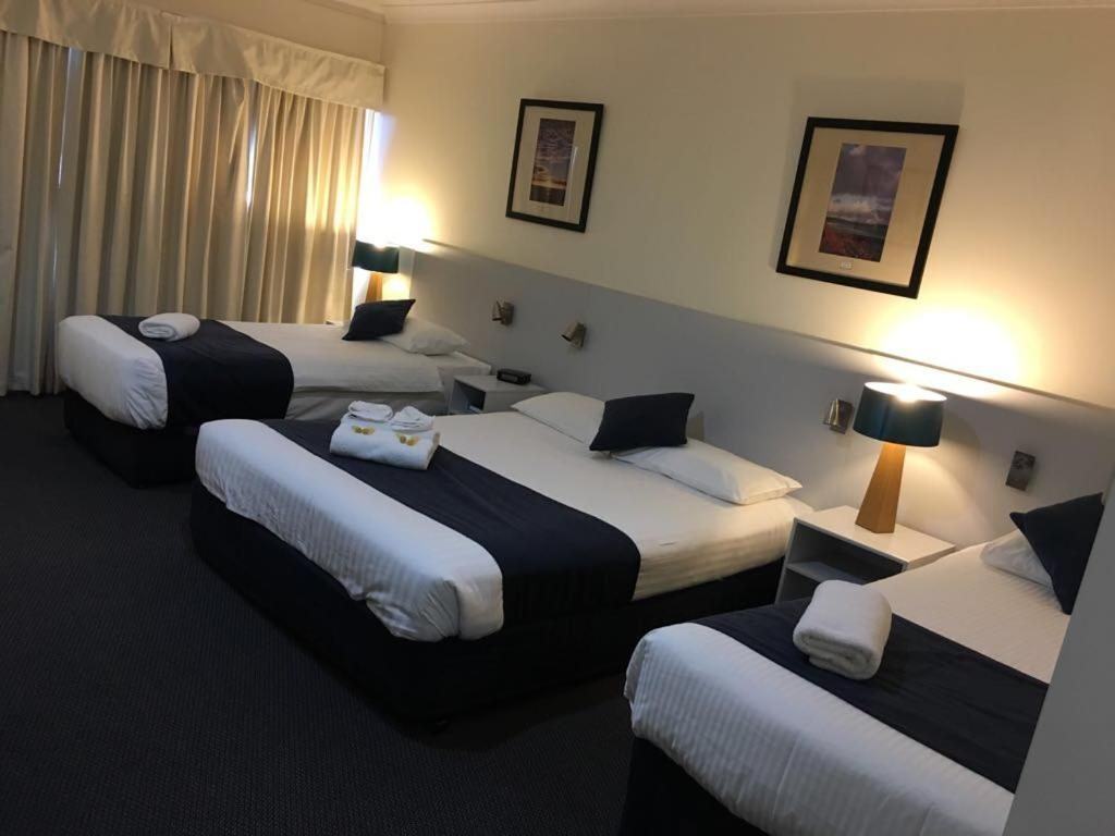 Family room at Lakeview Motor Inn with a queen bed and single beds made up