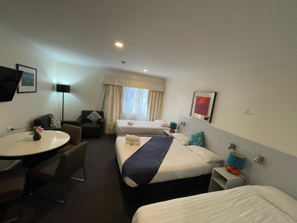 Family Spa Room at Lakeview Motor Inn, Belmont South NSW