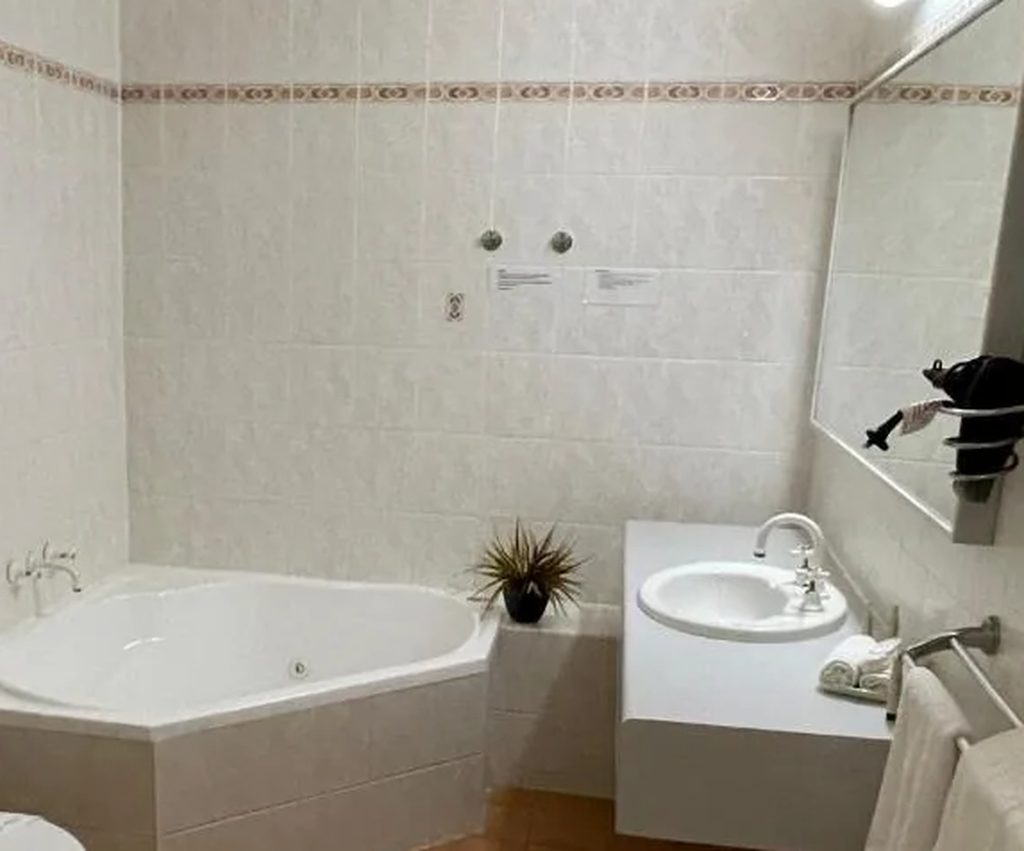 Balcony Spa Suite at Lakeview Motor Inn, Belmont South NSW